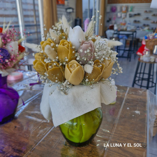 Bouquet de flores de velas aromáticas verde con beige